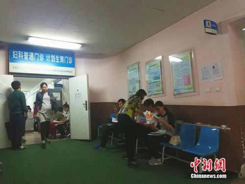 资料图：北京大学第一医院妇儿门诊内，准妈妈在进行检查。 中新网记者 张尼 摄