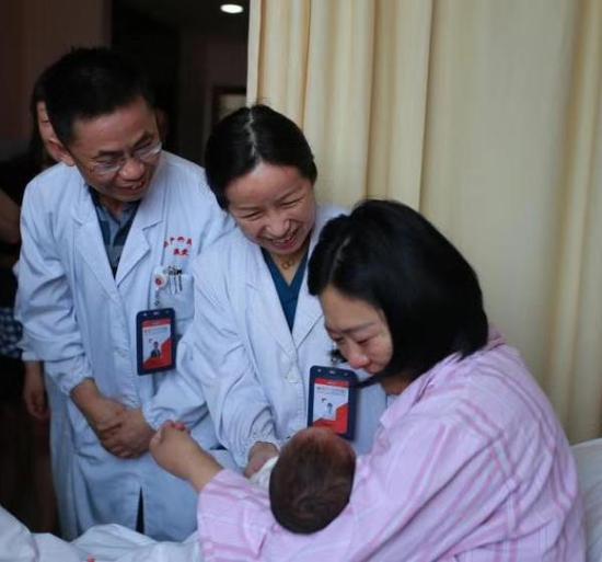 42岁的应贤梅（右一）生下了儿子。复旦大学附属妇产科医院 供图